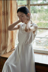 Robe longue en soie sans manches avec décolleté drapé et détail dos nu pour femme